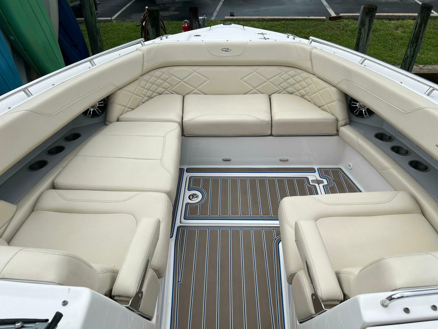 Slide: The Image of Regal 3300 Bowrider 2020 - 5003093