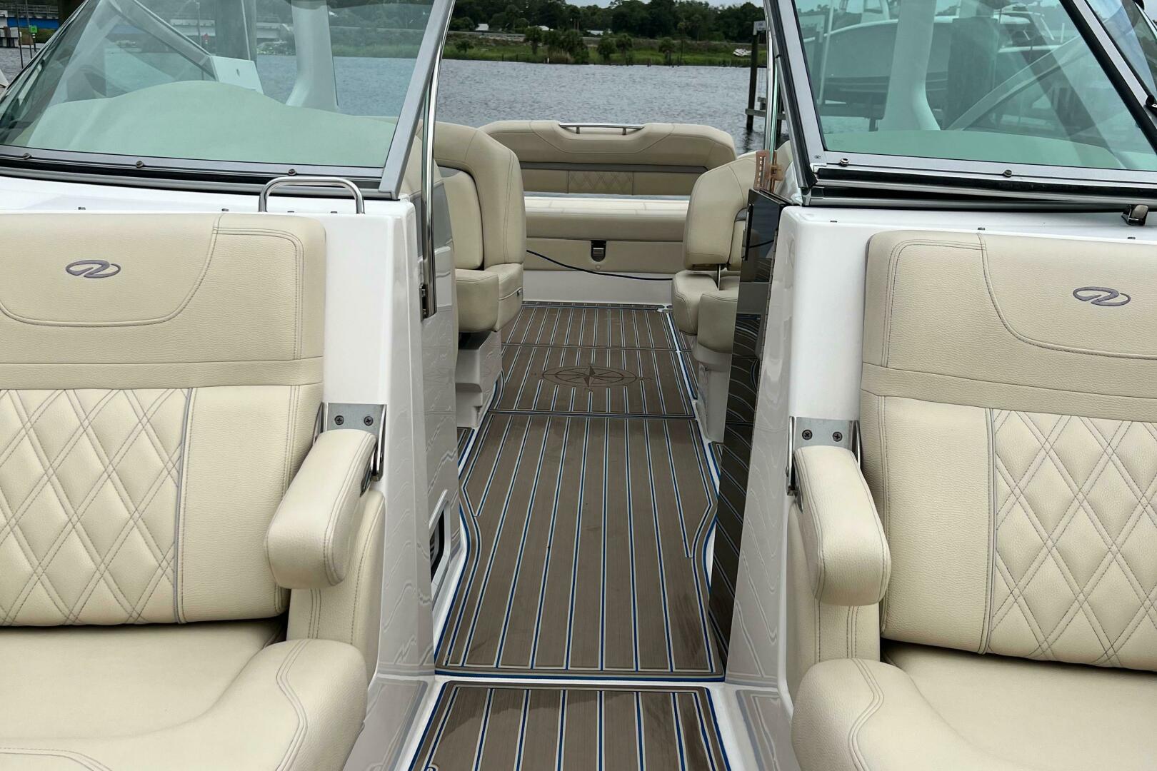 Slide: The Image of Regal 3300 Bowrider 2020 - 5003198