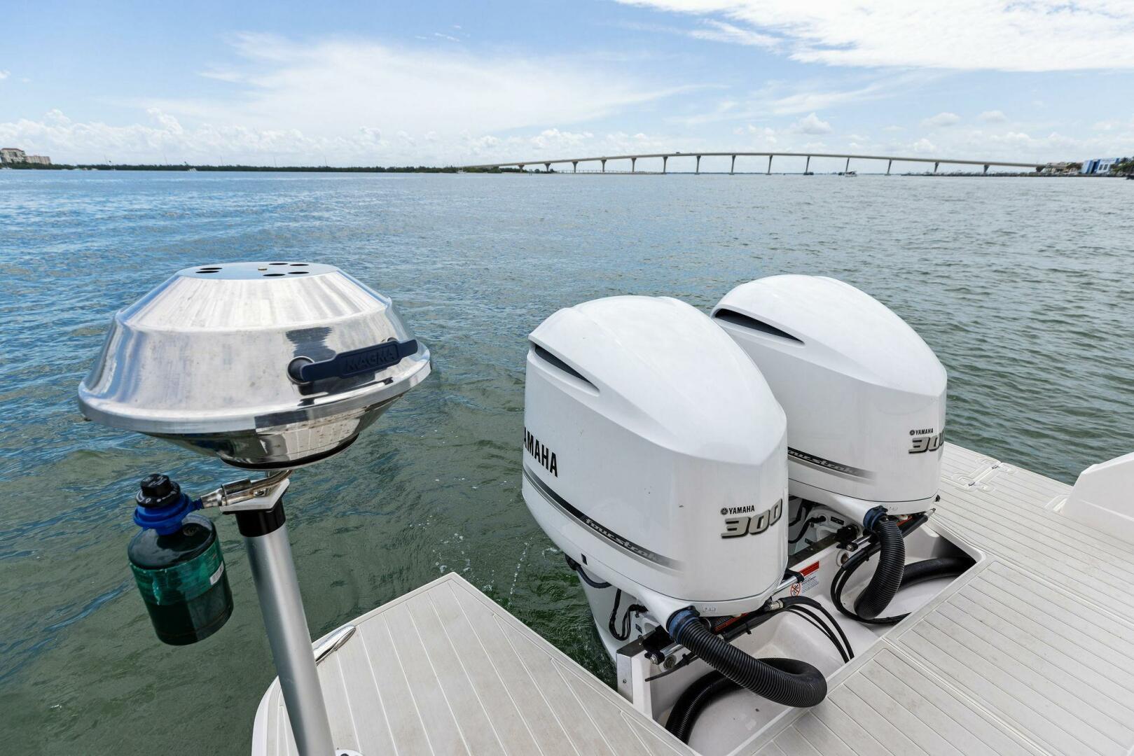 Slide: The Image of 2020 Regal 33 XO 'Snuffleupagus'-Motors - 5490217