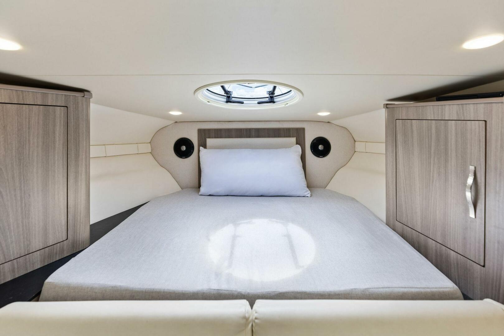 Slide: The Image of 2020 Regal 33 XO 'Snuffleupagus'-Master - 5490262