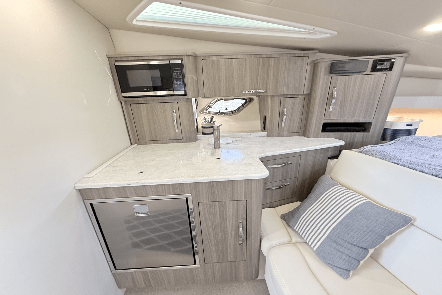 Slide: The Image of Regal 35 SPORT COUPE 2021 - 44