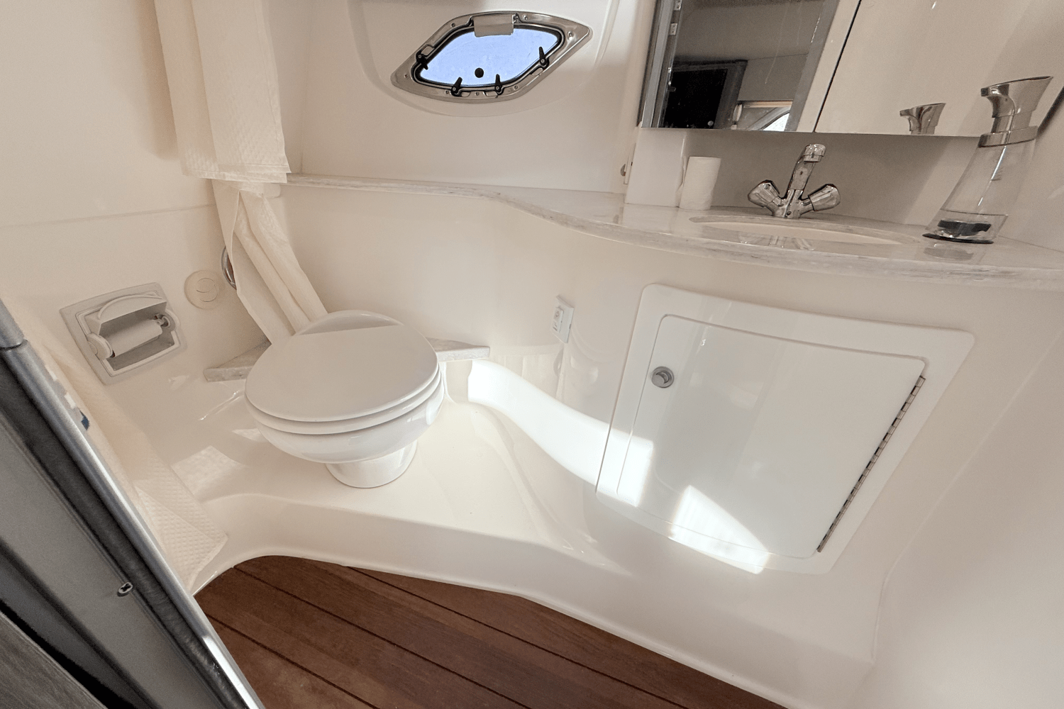 Slide: The Image of Regal 35 SPORT COUPE 2021 - 62