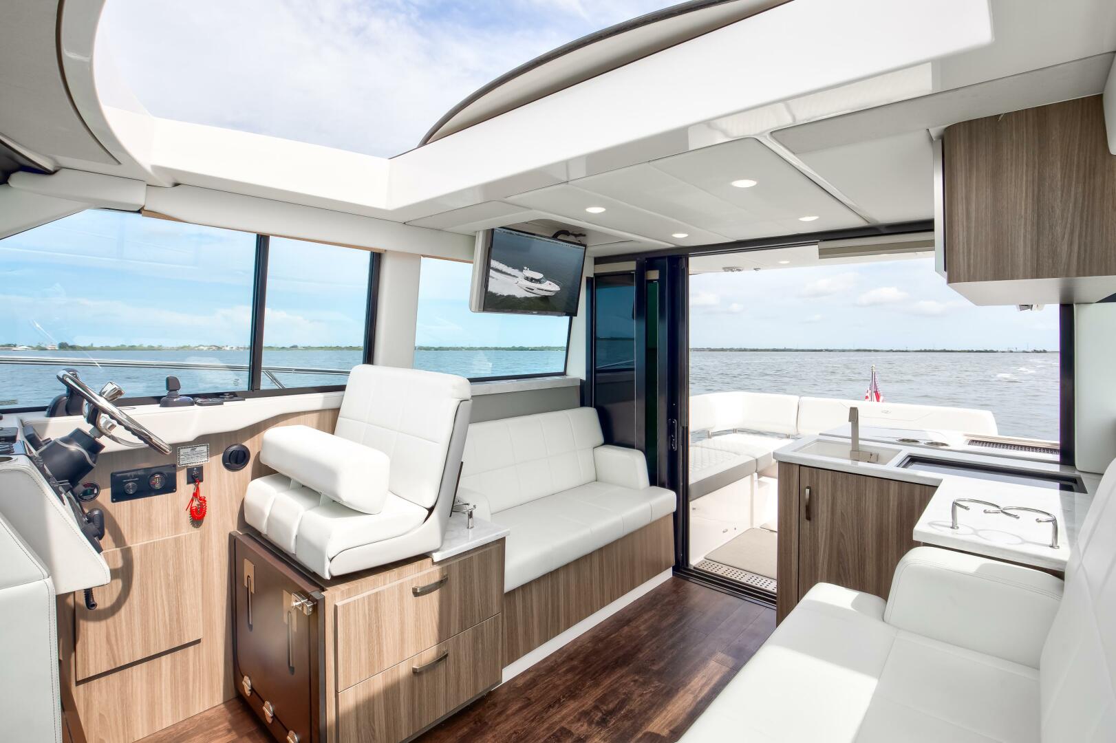 Slide: The Image of Regal XO 38 Lady G- Salon Regal 38 XO Lady G 2022 - 5486047