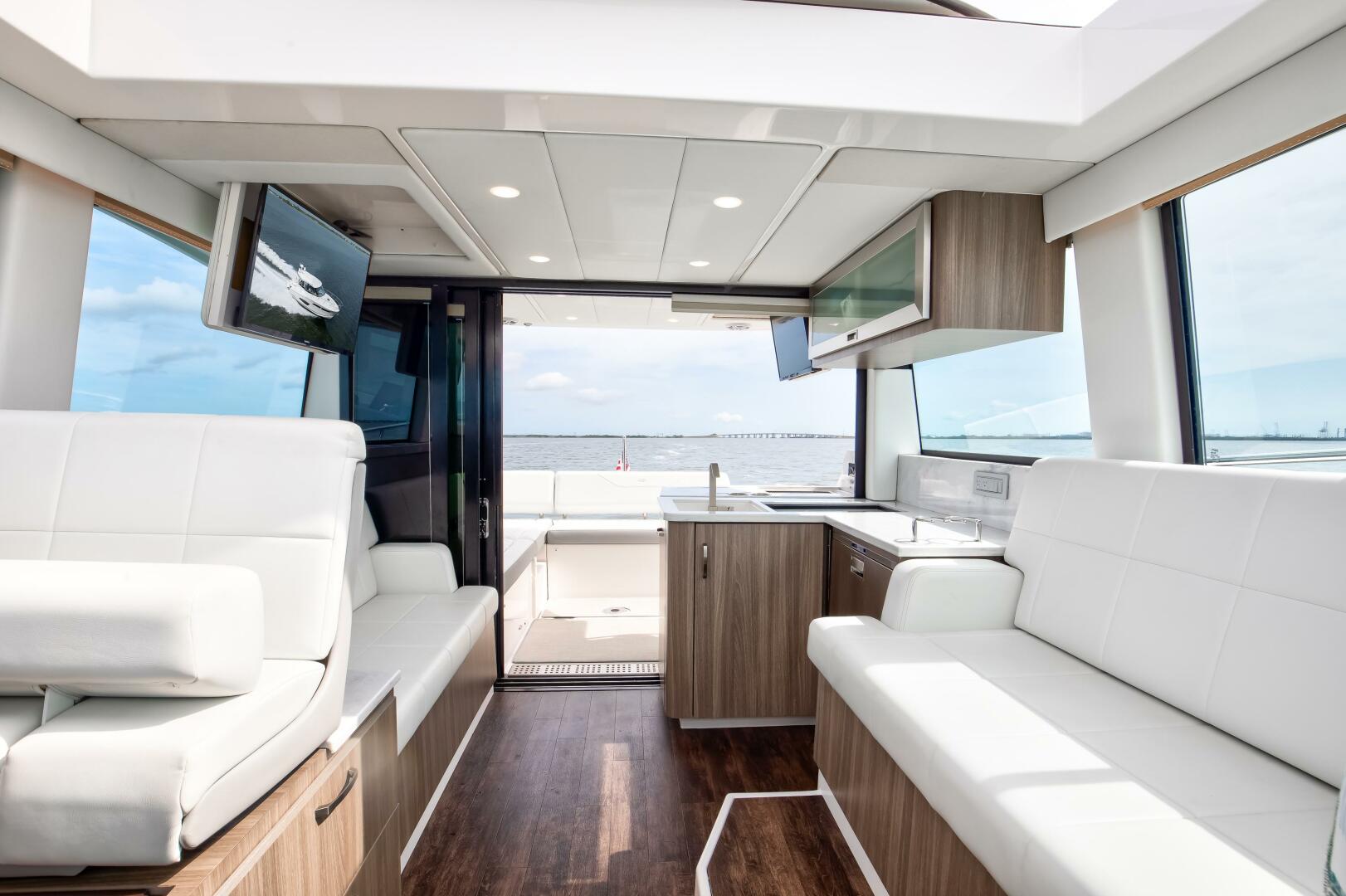 Slide: The Image of Regal XO 38 Lady G- Salon Regal 38 XO Lady G 2022 - 5486048