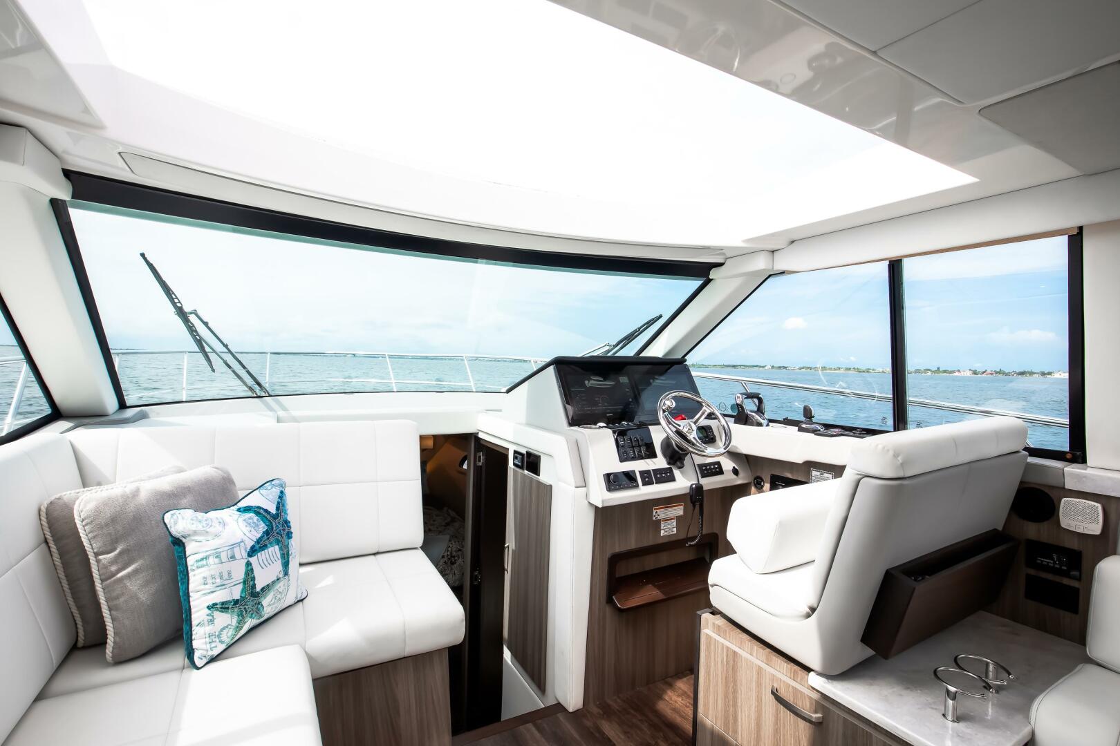 Slide: The Image of Regal XO 38 Lady G- Helm and Salon Seating Regal 38 XO Lady G 2022 - 5486053