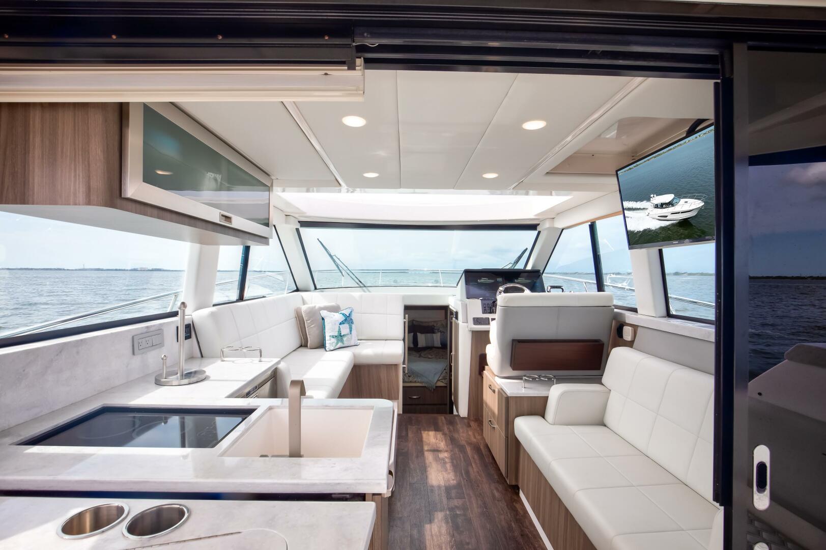 Slide: The Image of Regal XO 38 Lady G- Salon Regal 38 XO Lady G 2022 - 5486055