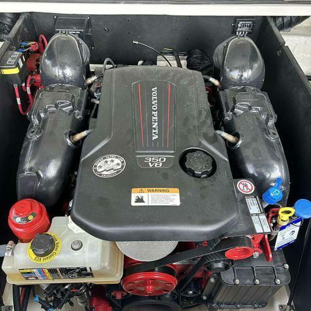 Slide: The Image of Engine Volvo penta 350hp V8 - 5184950