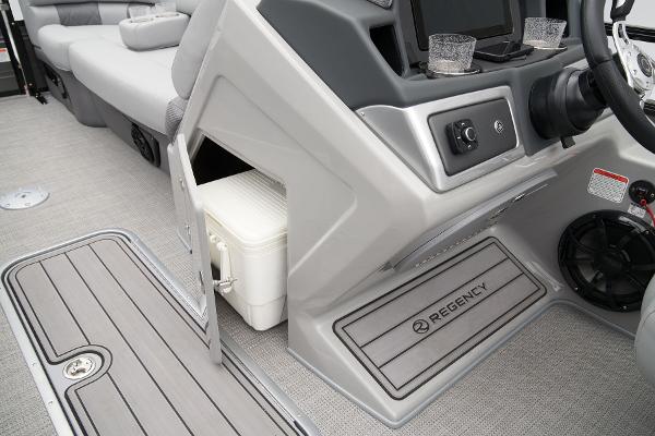 Slide: The Image of Regency 230 LE3 Sport 2025 - 31