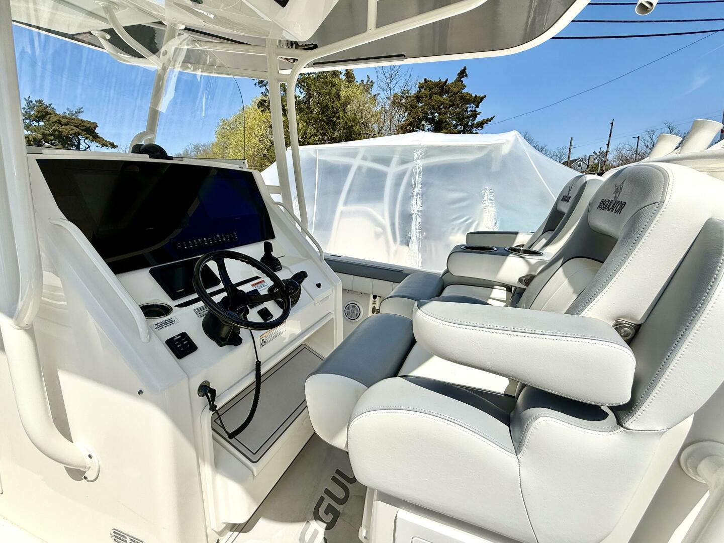 Slide: The Image of Regulator Marine 31 CC 2019 - 5267745
