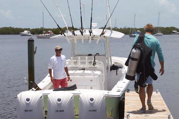 Slide: The Image of Regulator Marine 34 SS 2021 - 0