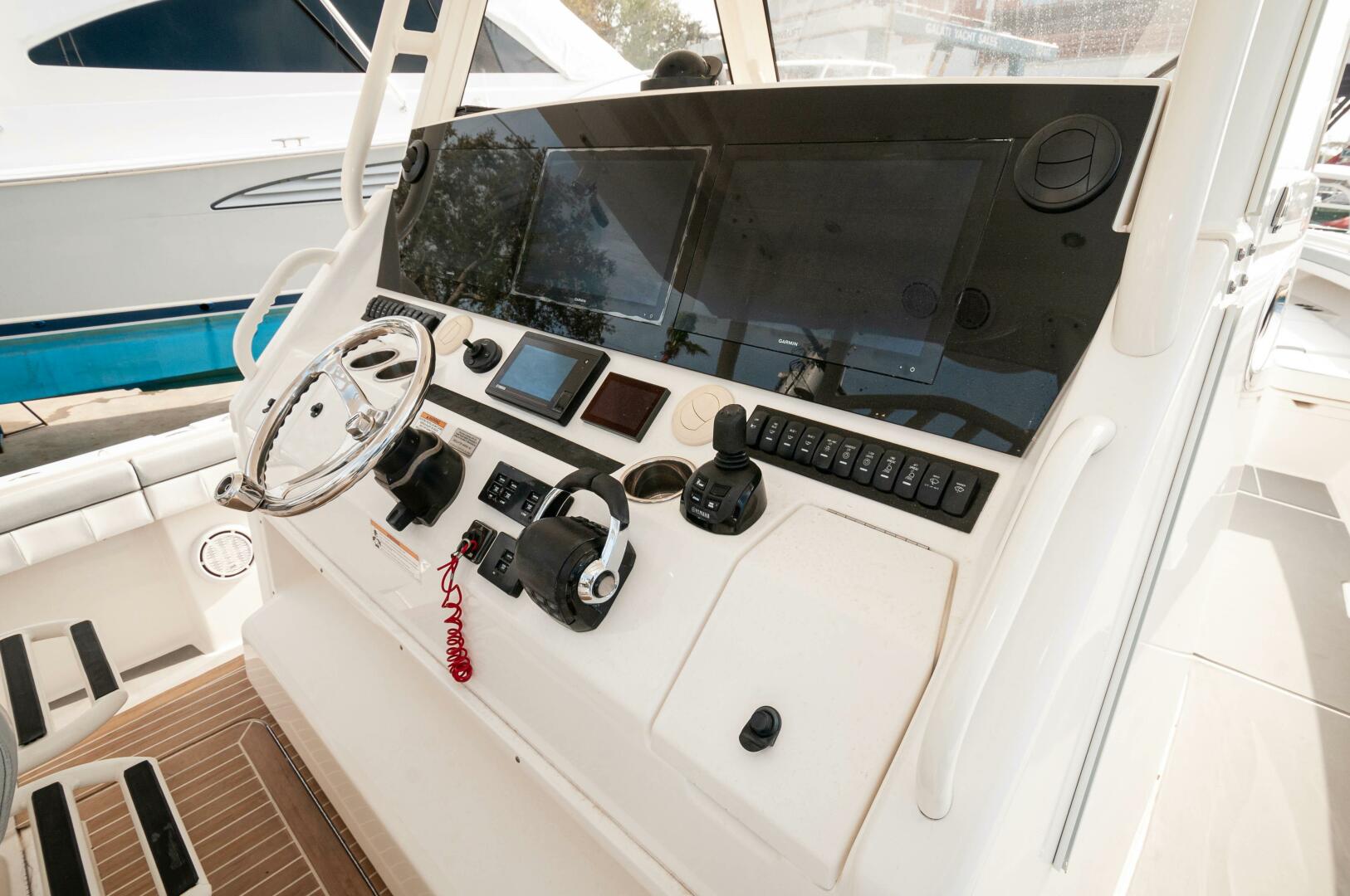 Slide: The Image of 2019 Regulator 41 CC- STEEL HOOK'N-Helm 2 - 5185663