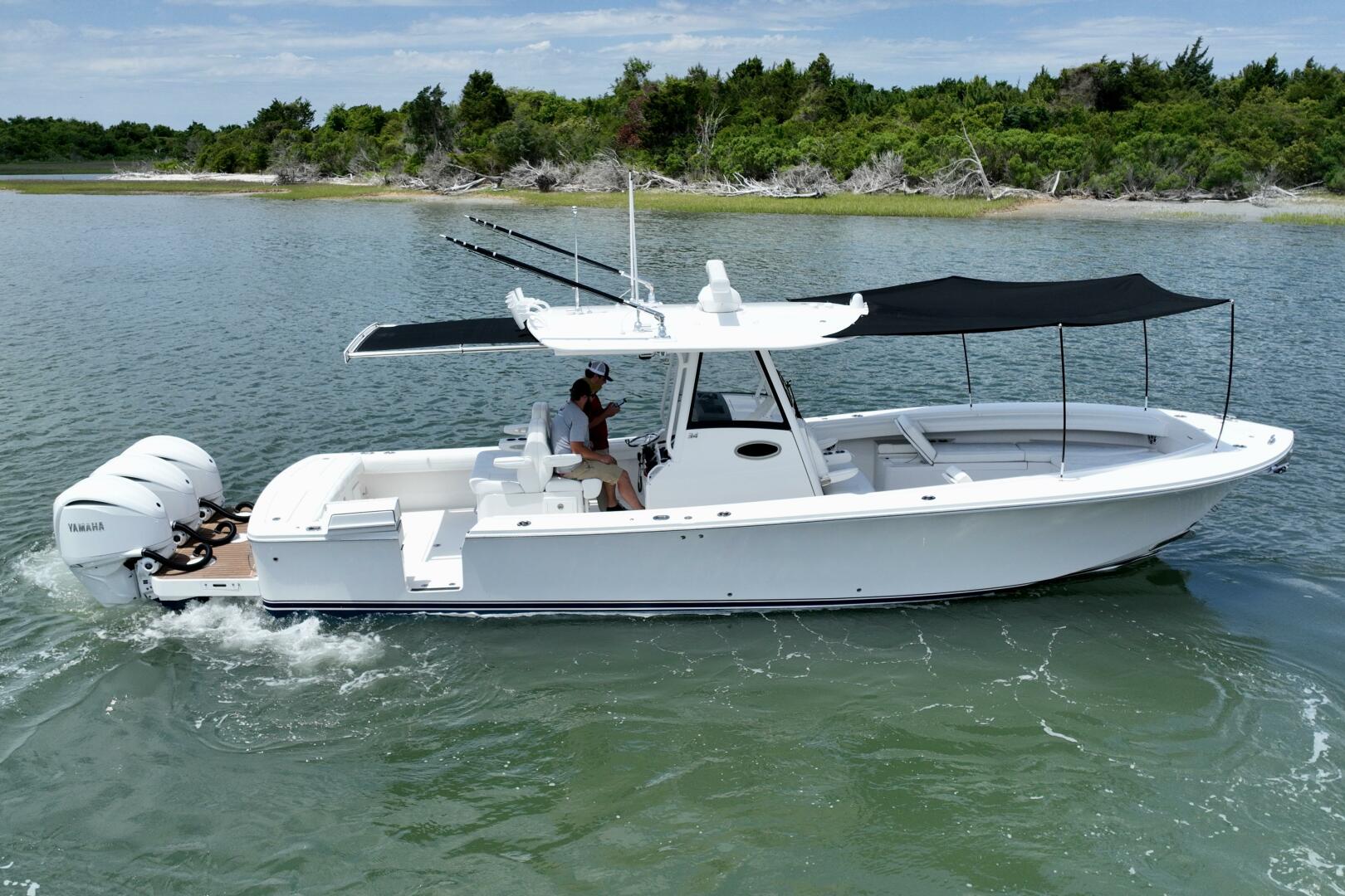 Slide: The Image of Regulator Marine Center Console 2021 - 5285680