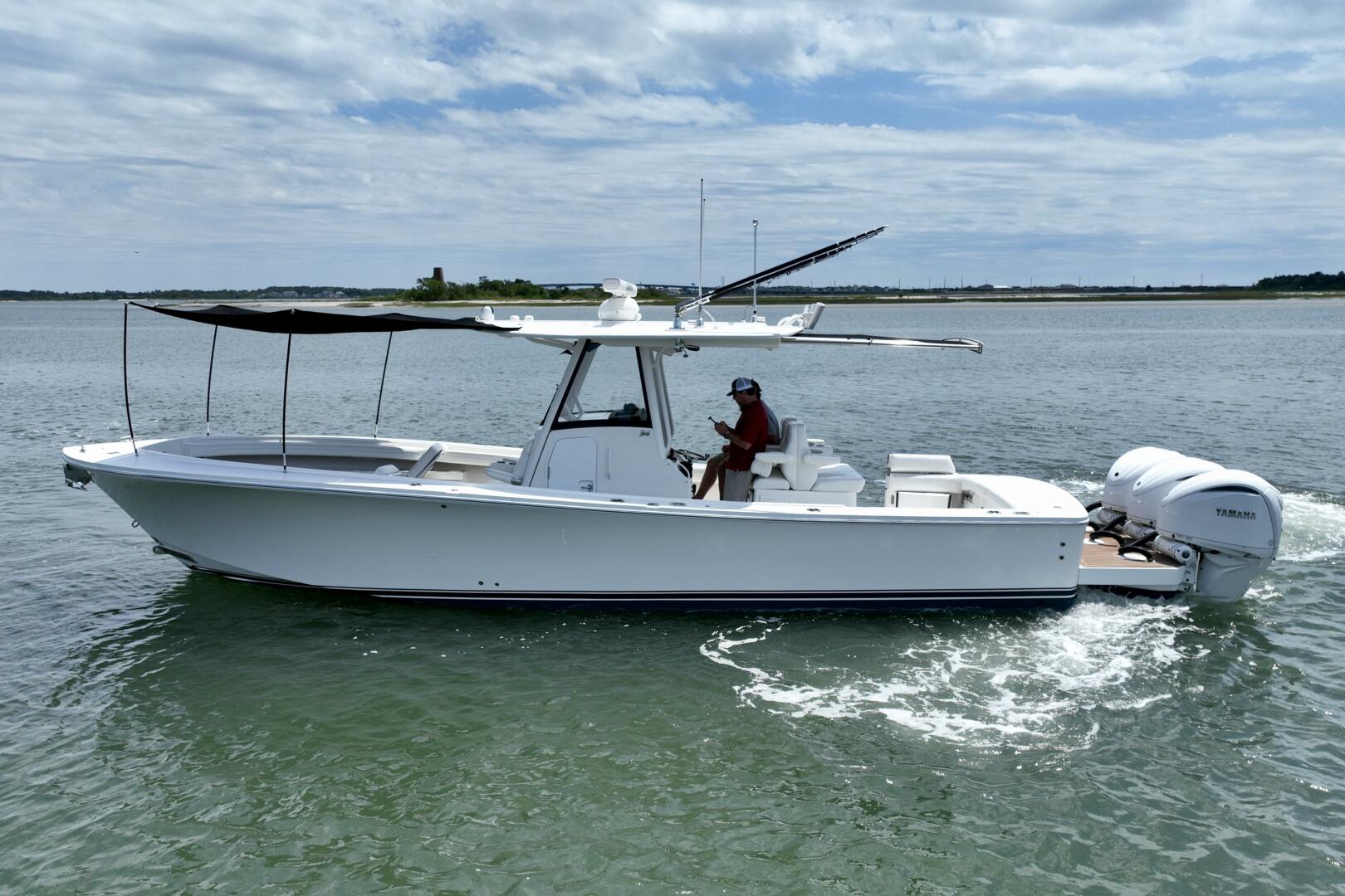 Slide: The Image of Regulator Marine Center Console 2021 - 5285682