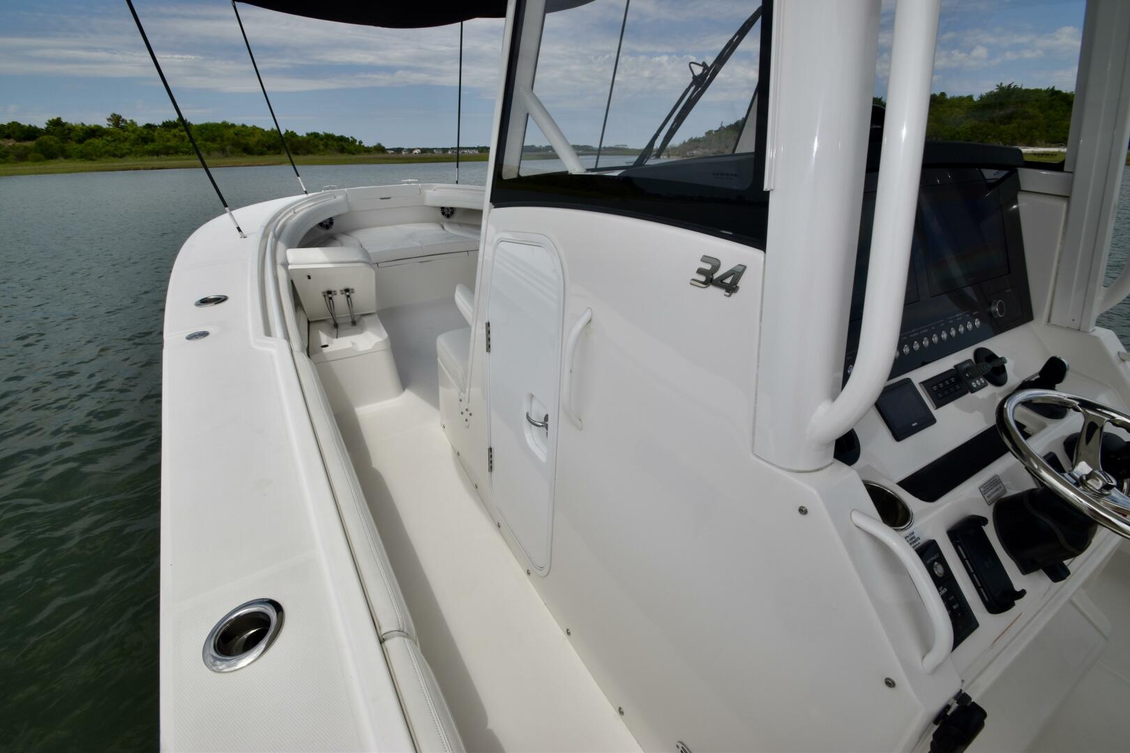 Slide: The Image of Regulator Marine Center Console 2021 - 5285702