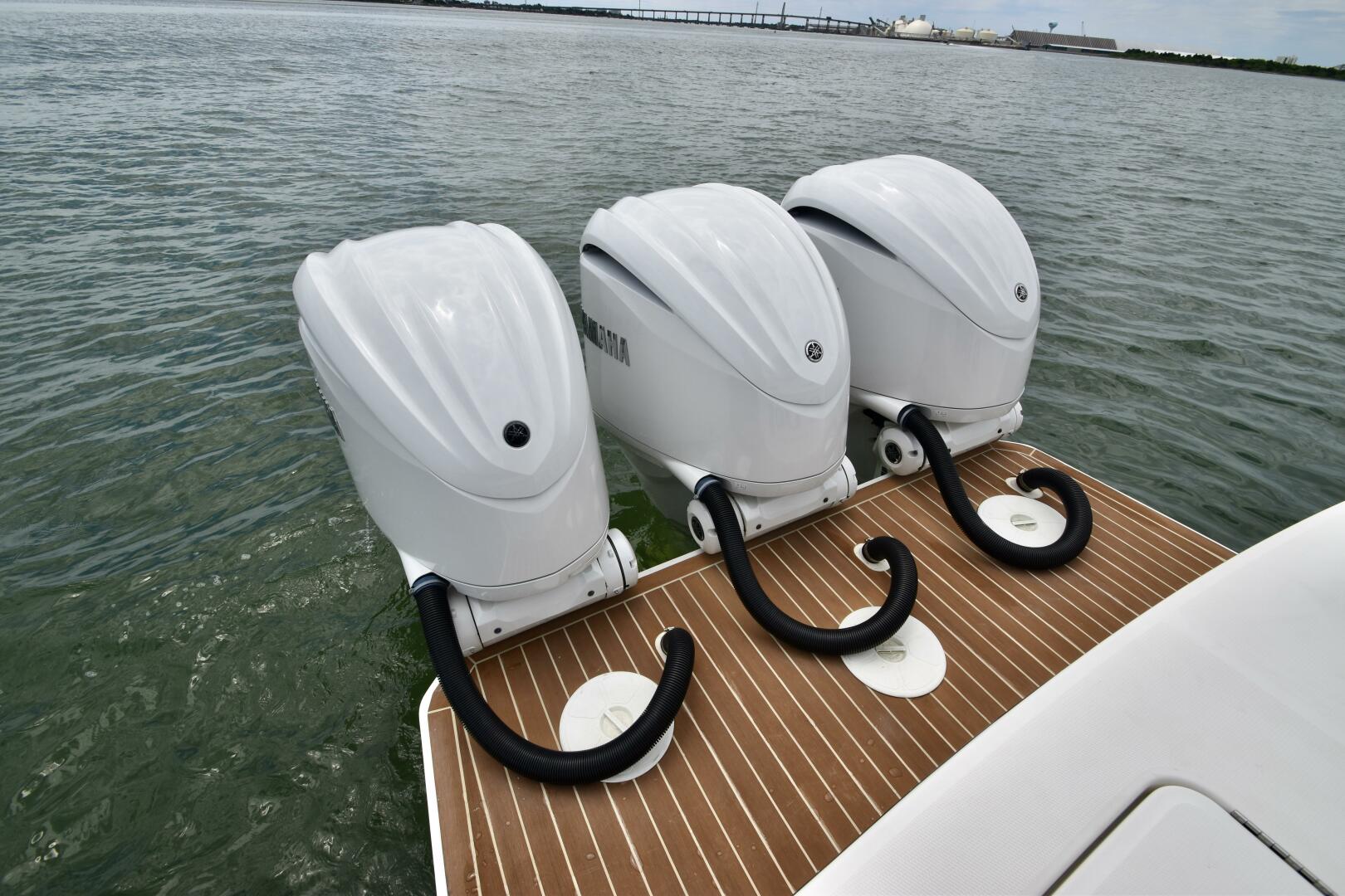 Slide: The Image of Regulator Marine Center Console 2021 - 5285714