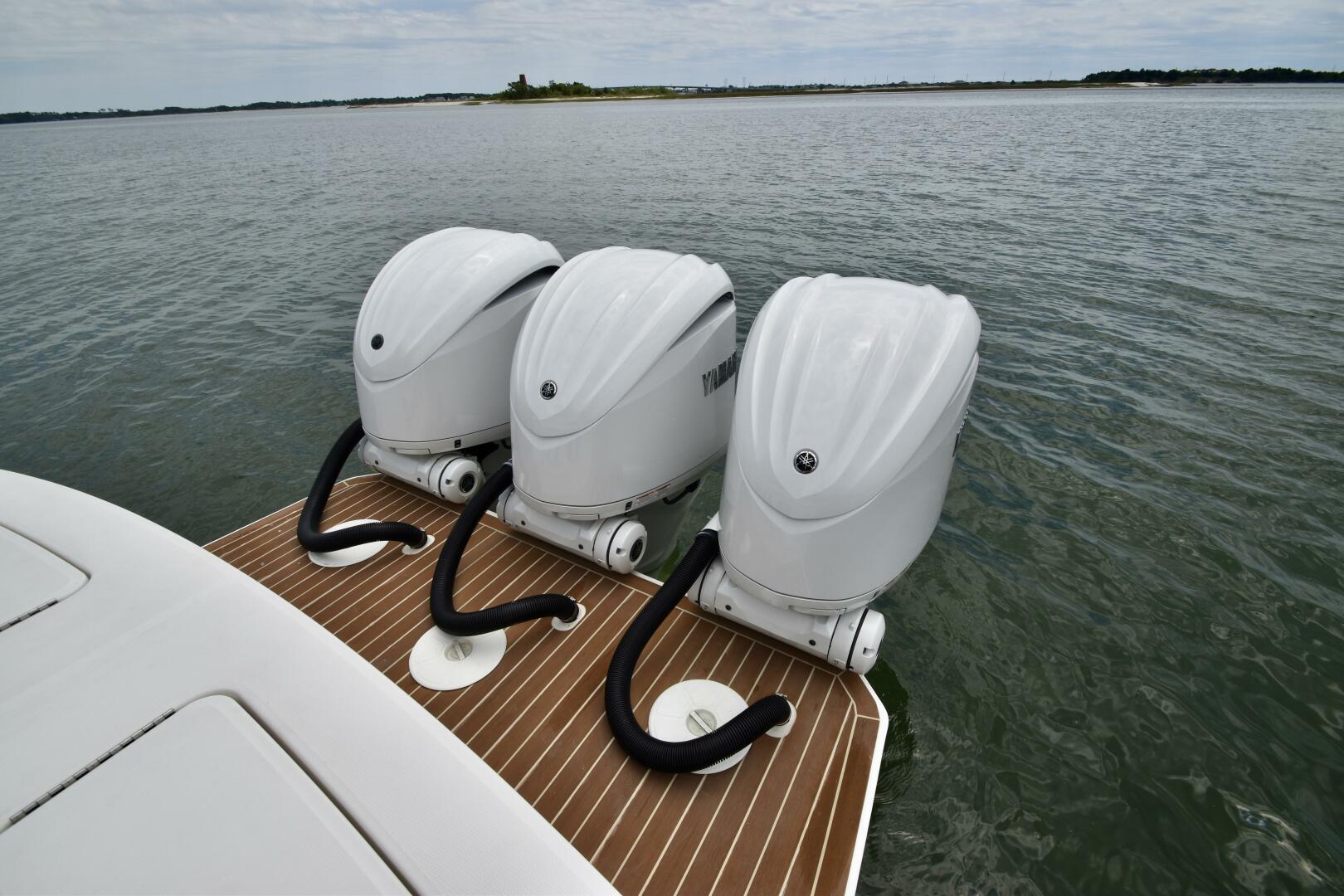 Slide: The Image of Regulator Marine Center Console 2021 - 5285715