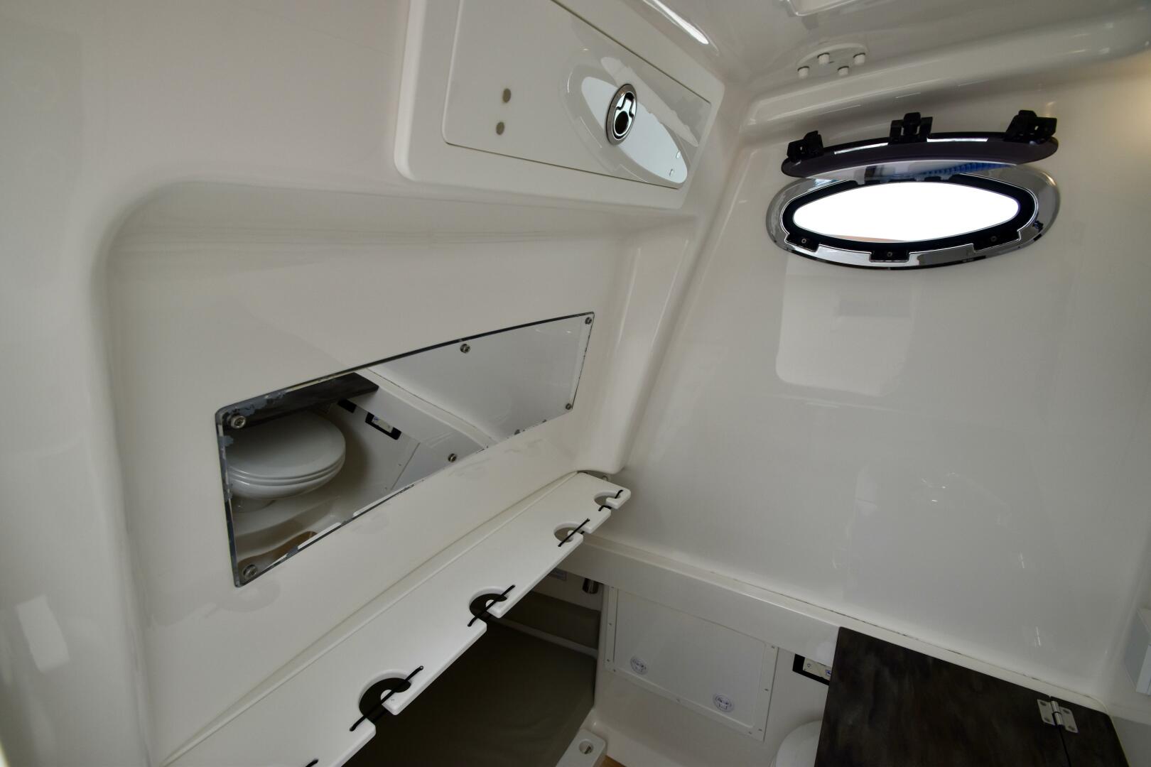 Slide: The Image of Regulator Marine Center Console 2021 - 5285734