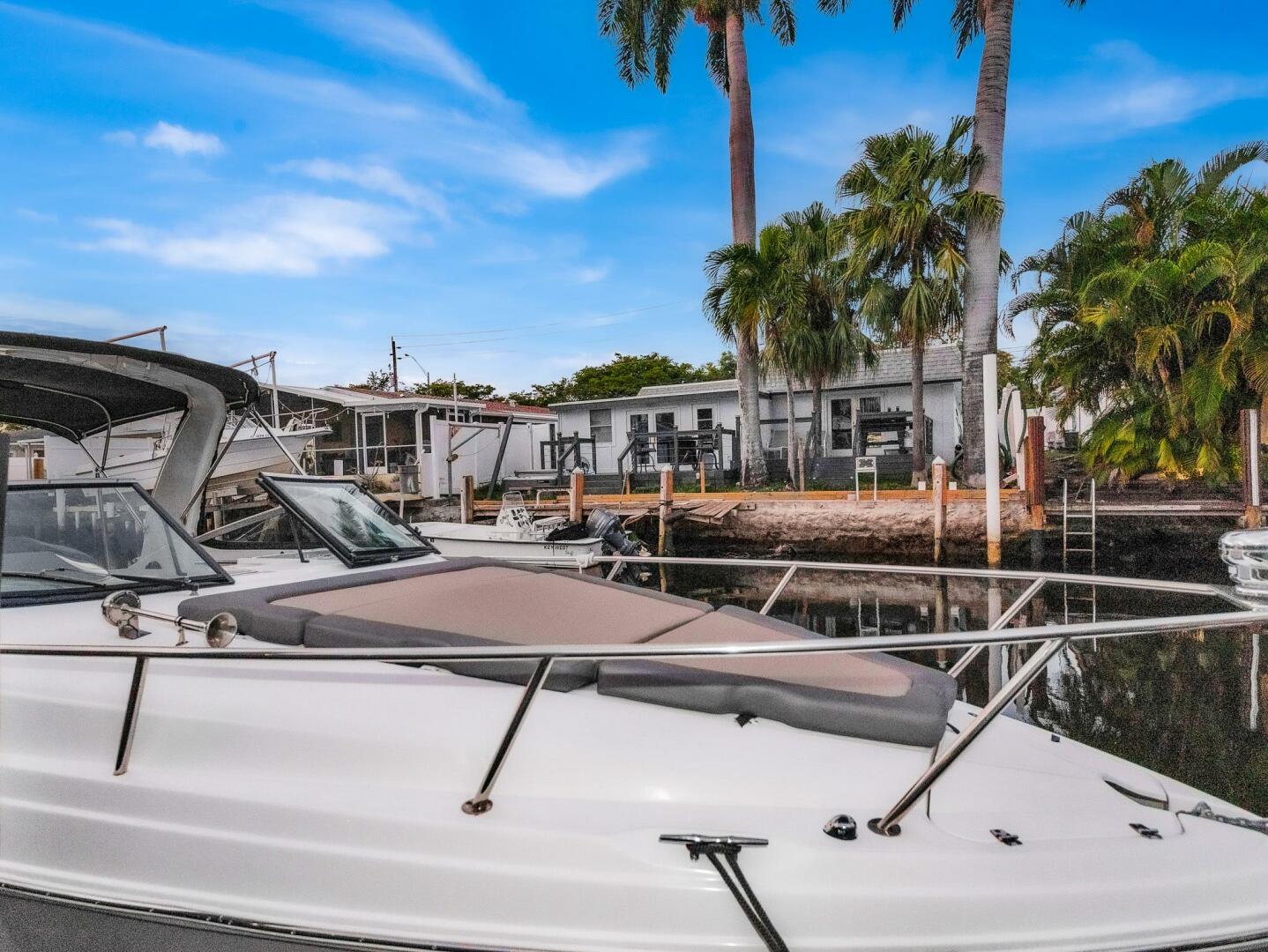 Slide: The Image of Rinker 270 Express Cruiser 2020 - 5038174