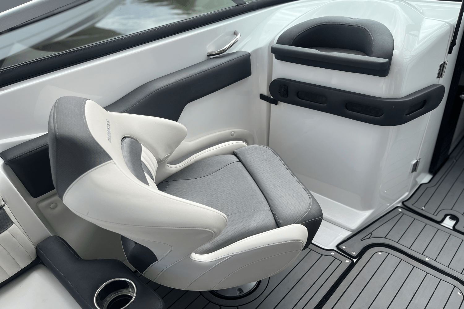 Slide: The Image of Rinker 29 QX 2020 - 24