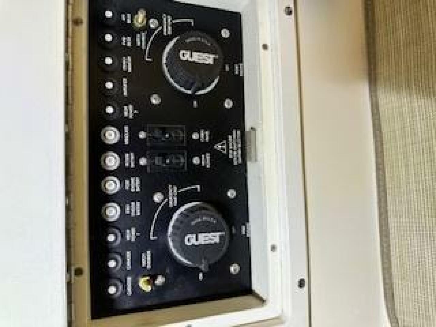 Slide: The Image of Rinker 320 Express 2005 - 5088484