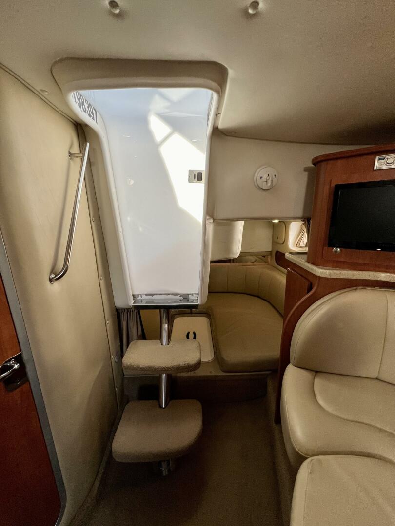 Slide: The Image of Rinker 320 Express Cruiser 2006 - 4797363