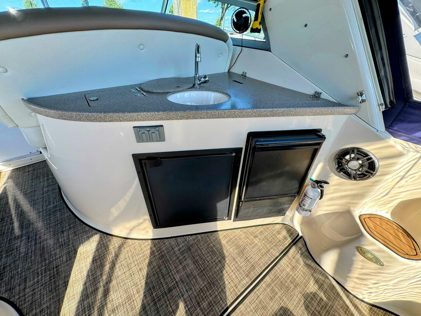 Slide: The Image of Rinker 342 Fiesta Vee 2004 - 5576912