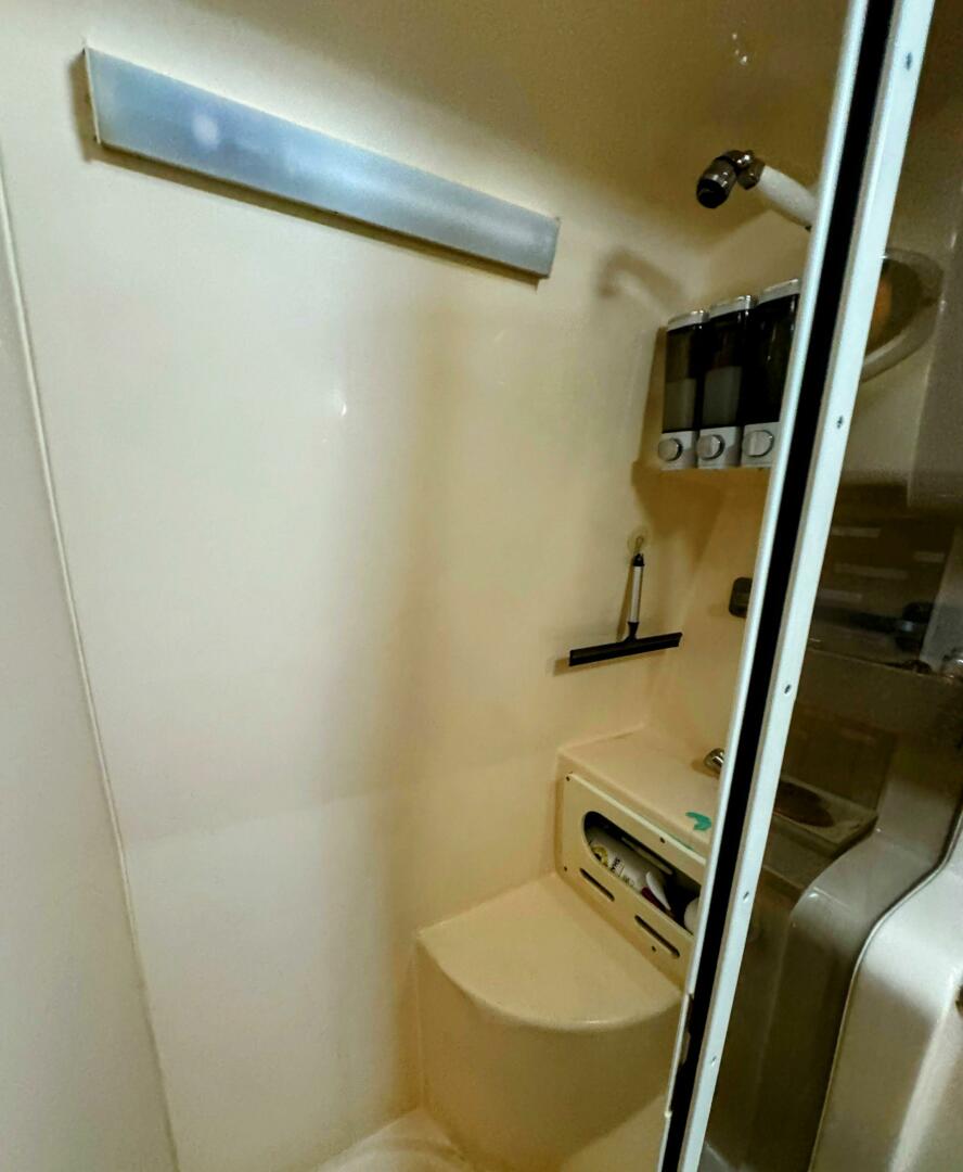 Slide: The Image of Rinker 342 Fiesta Vee 2004 - 5576944