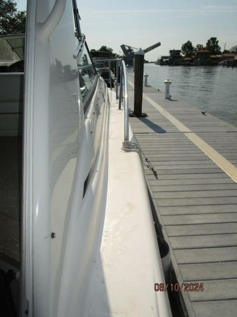Slide: The Image of 34' Rinker starboard side deck - 4575024