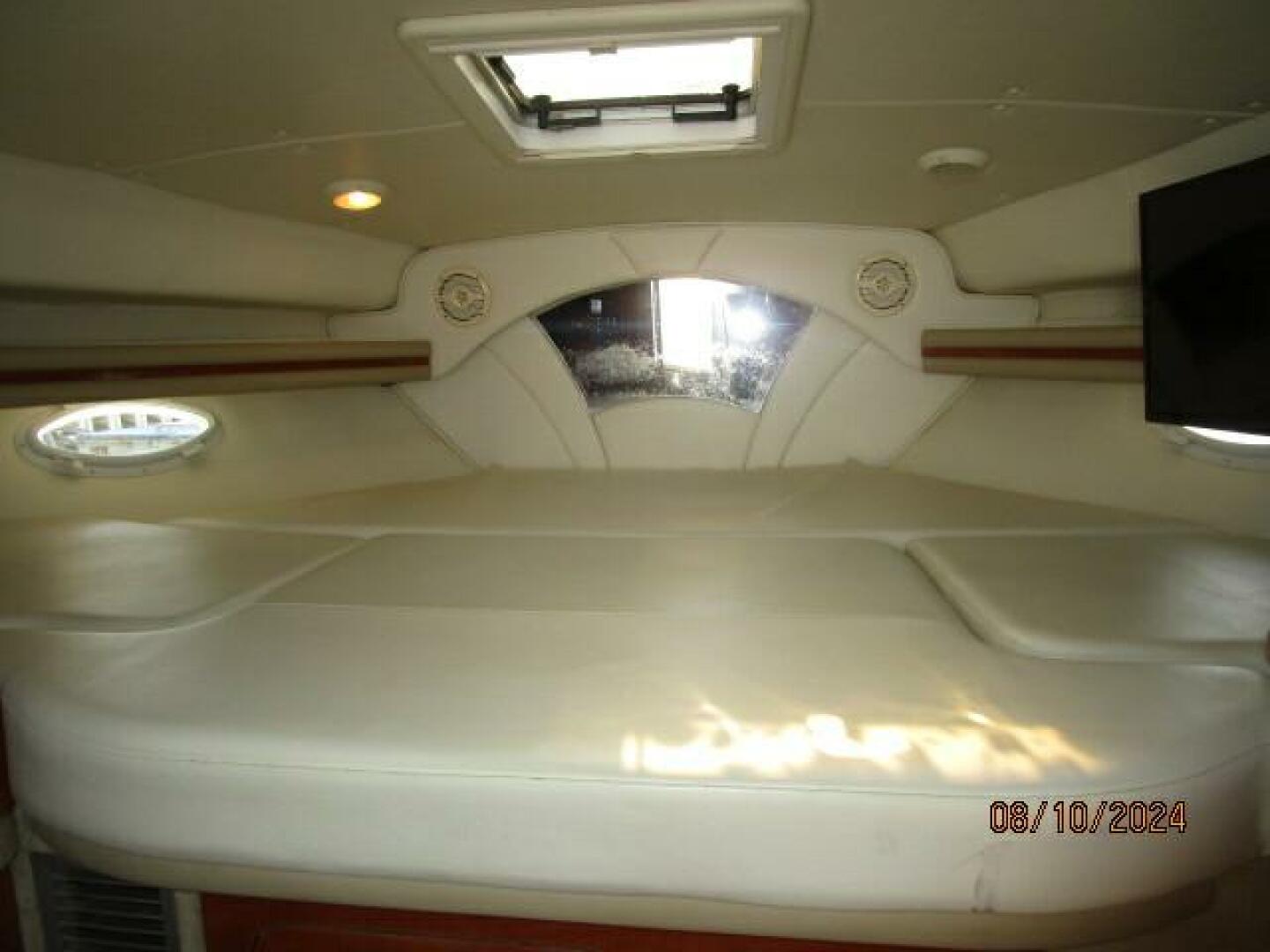 Slide: The Image of 34' Rinker forward berth - 4575005