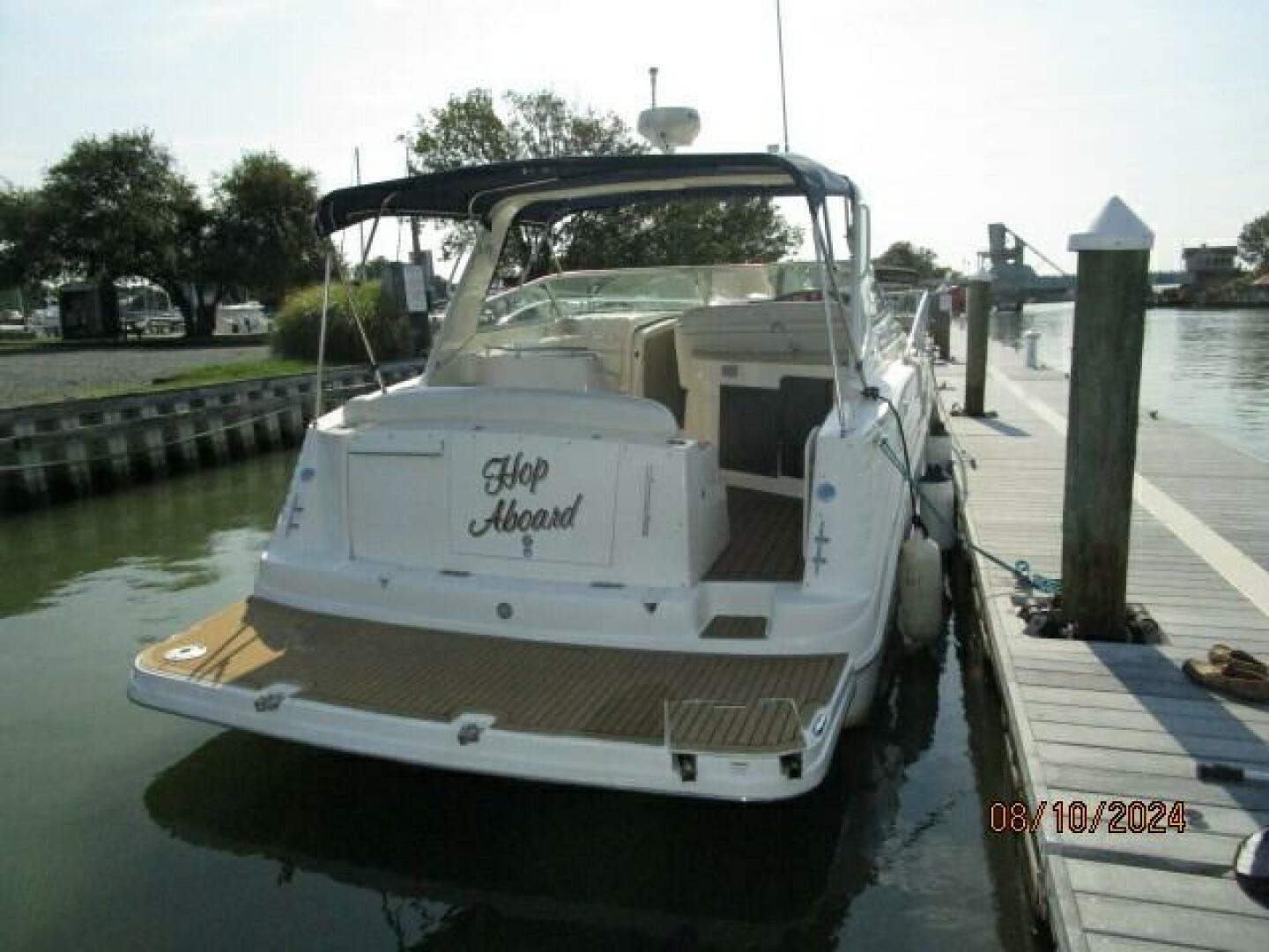Slide: The Image of 34' Rinker aft profile - 4574990