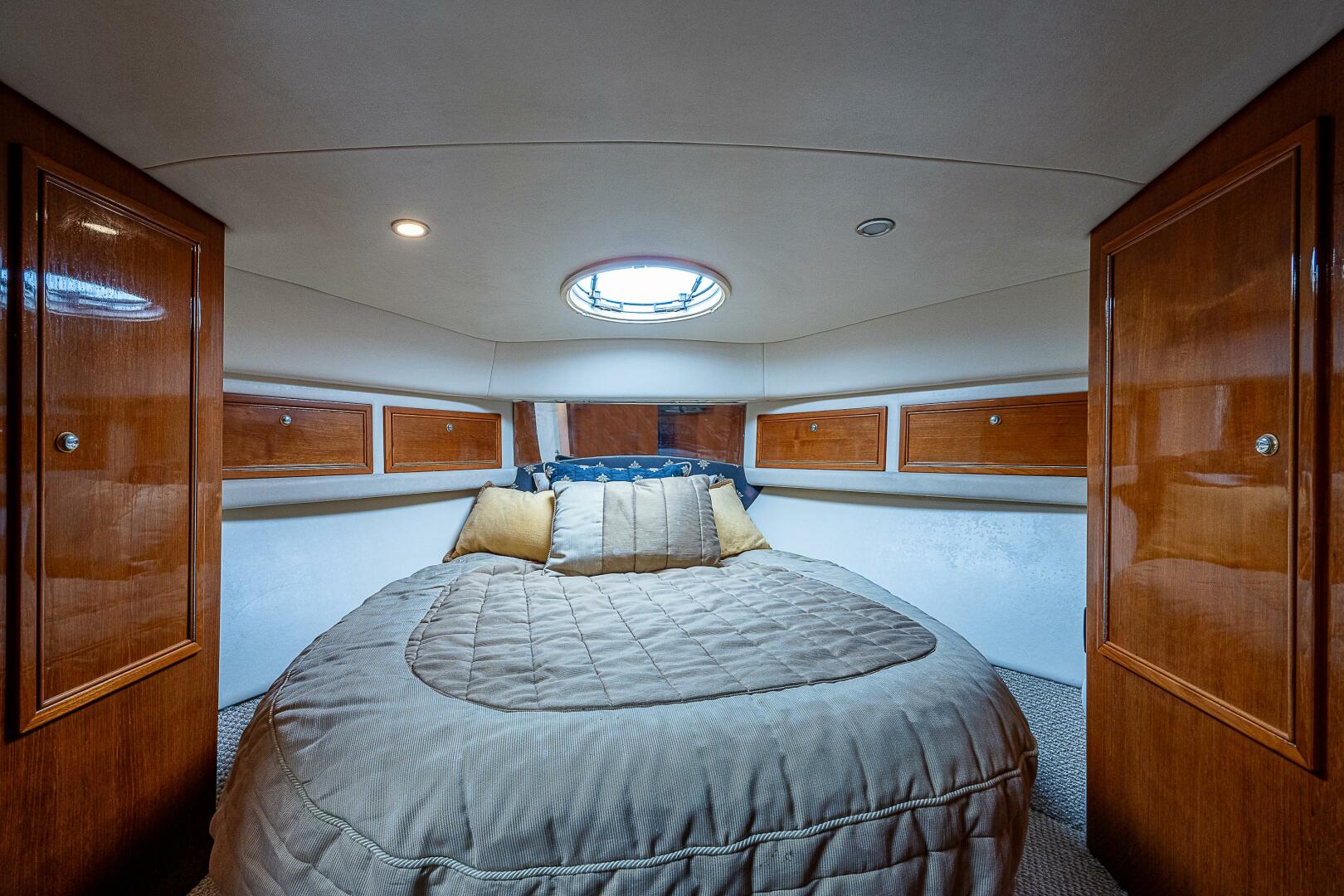 Slide: The Image of Master Stateroom 2004 Riviera 42 Flybridge Black Pearl - 4009905