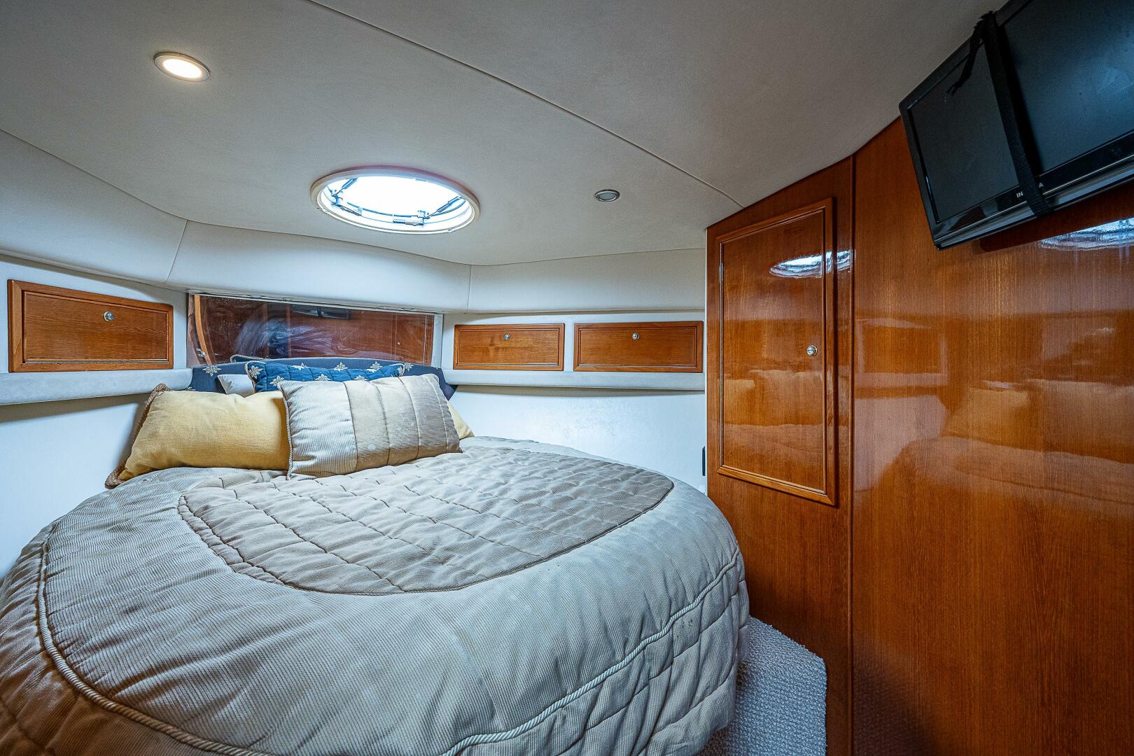Slide: The Image of Master Stateroom 2004 Riviera 42 Flybridge Black Pearl - 4009906