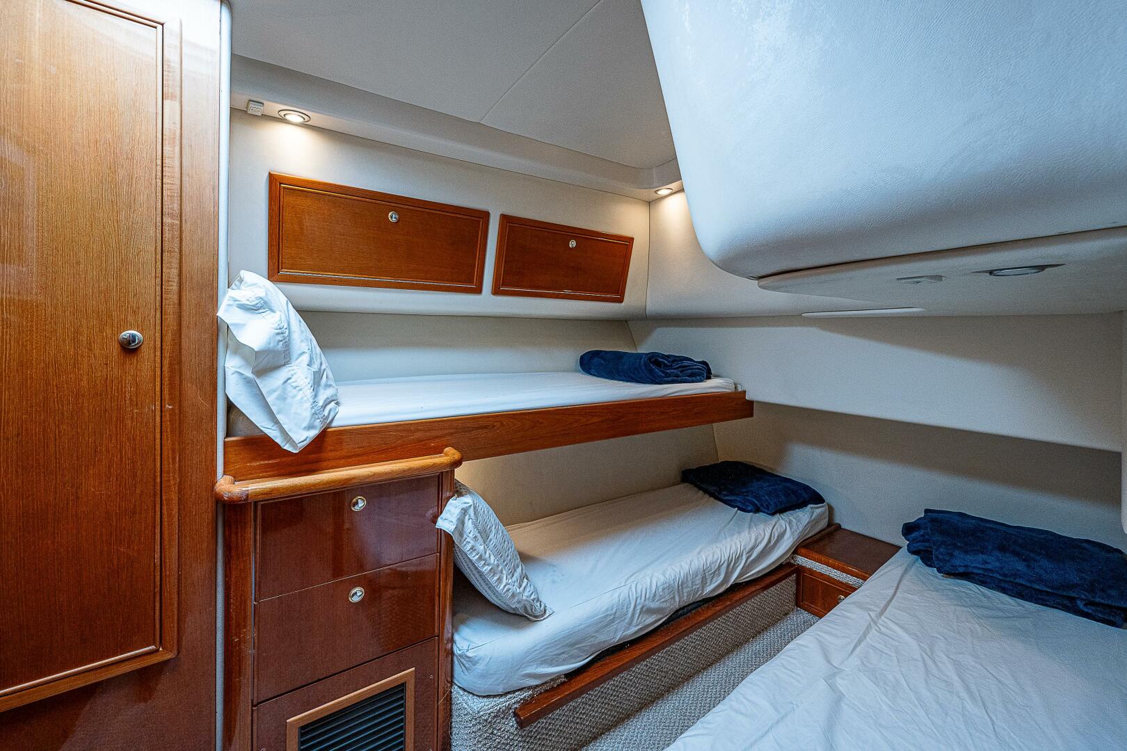 Slide: The Image of Guest Stateroom 2004 Riviera 42 Flybridge Black Pearl - 4009909
