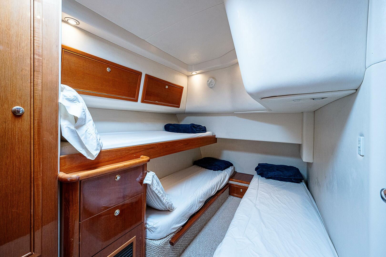 Slide: The Image of Guest Stateroom 2004 Riviera 42 Flybridge Black Pearl - 4009910