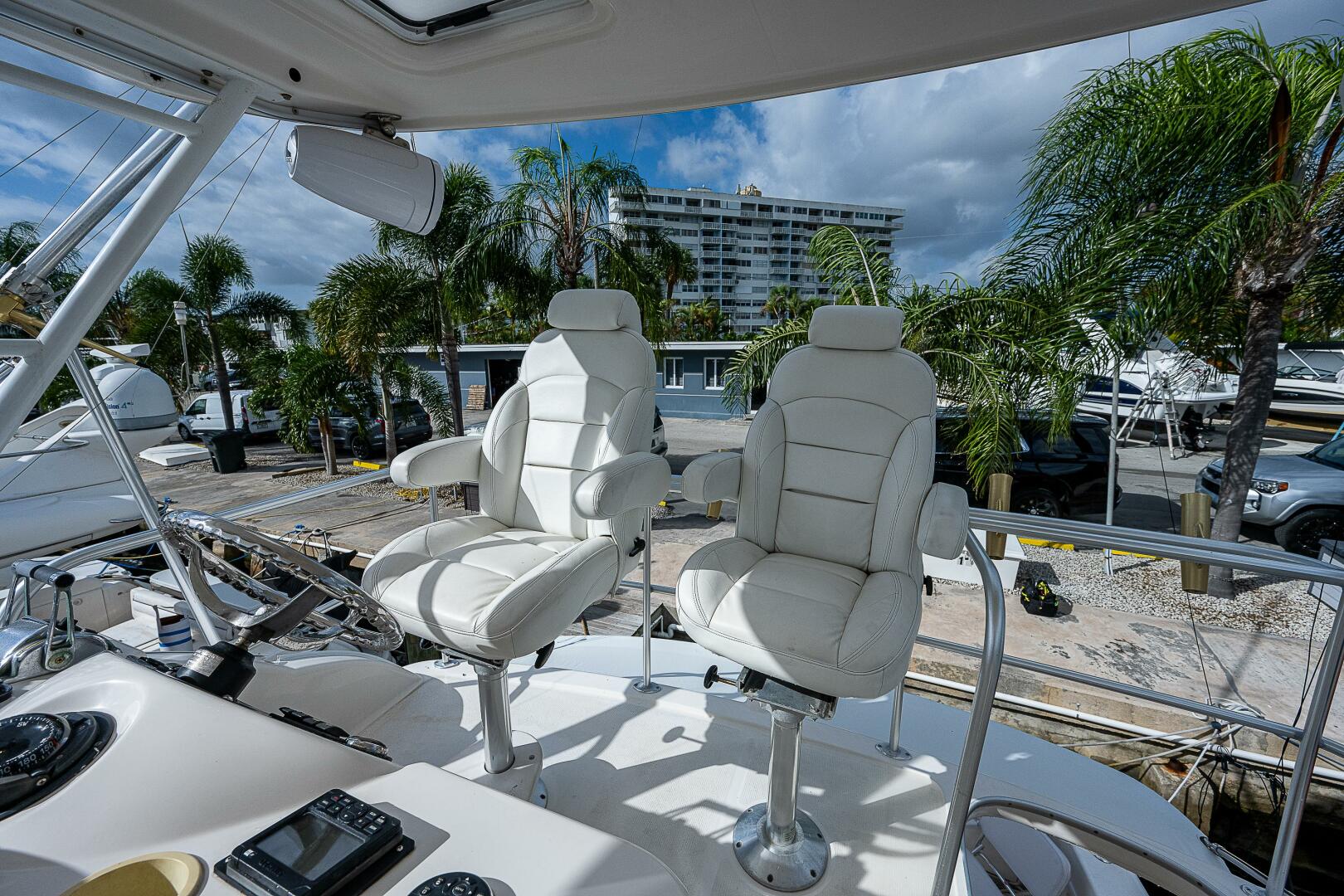 Slide: The Image of Flybridge 2004 Riviera 42 Flybridge Black Pearl - 4009914