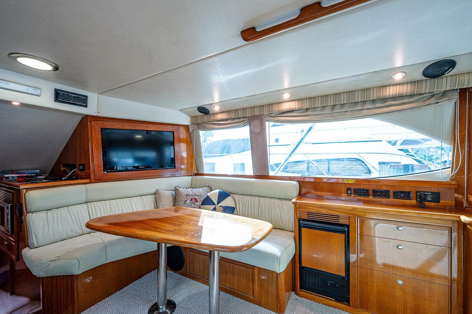 Slide: The Image of Salon 2004 Riviera 42 Flybridge Black Pearl - 4009897