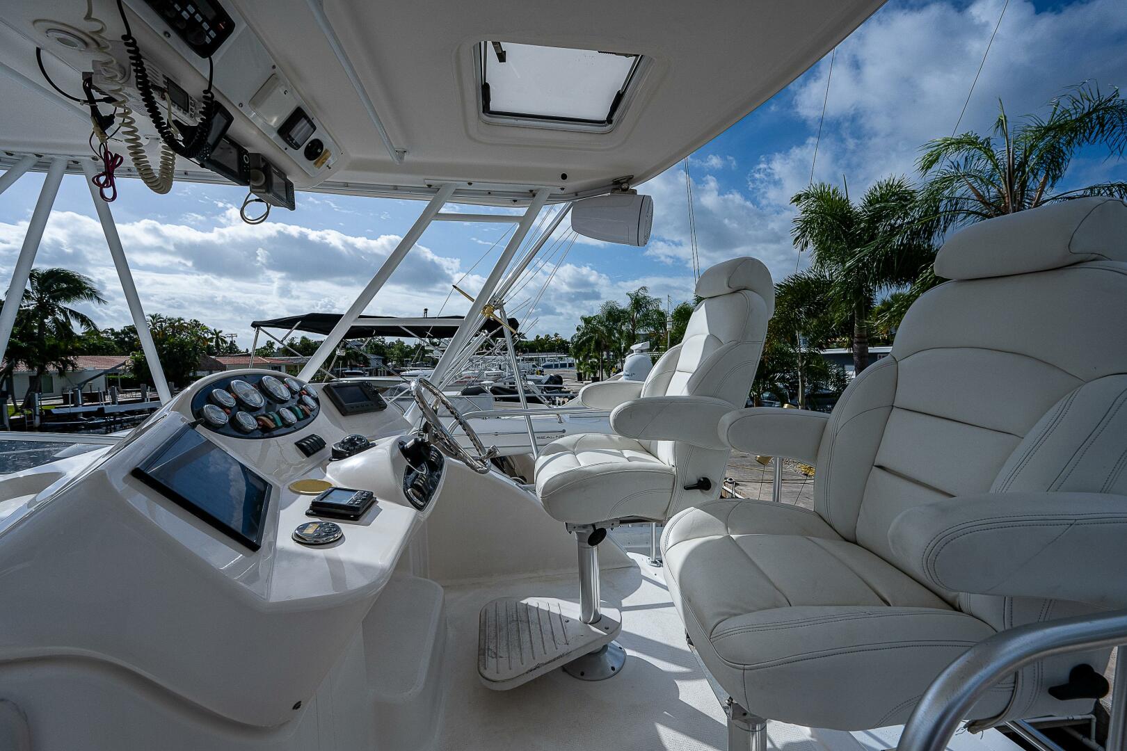 Slide: The Image of Flybridge 2004 Riviera 42 Flybridge Black Pearl - 4009915