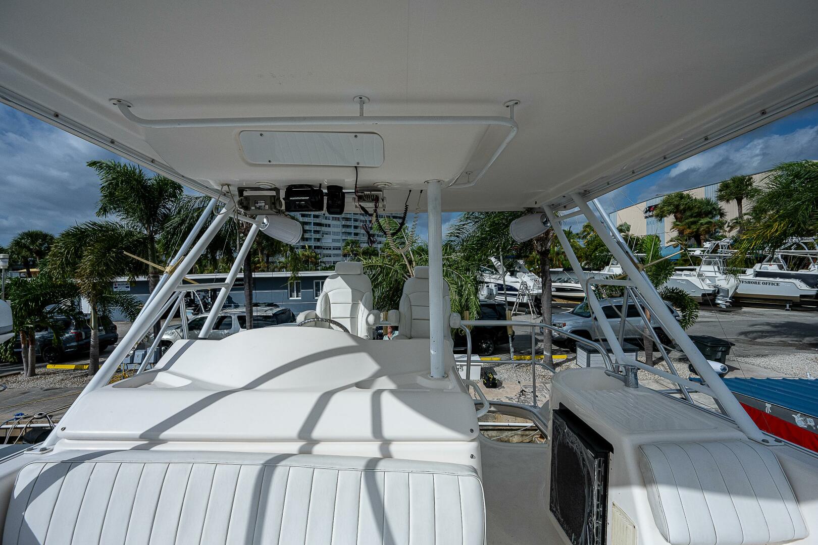 Slide: The Image of Flybridge 2004 Riviera 42 Flybridge Black Pearl - 4009916