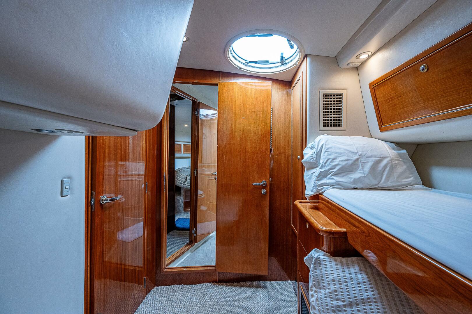 Slide: The Image of Berths 2004 Riviera 42 Flybridge Black Pearl - 4009904