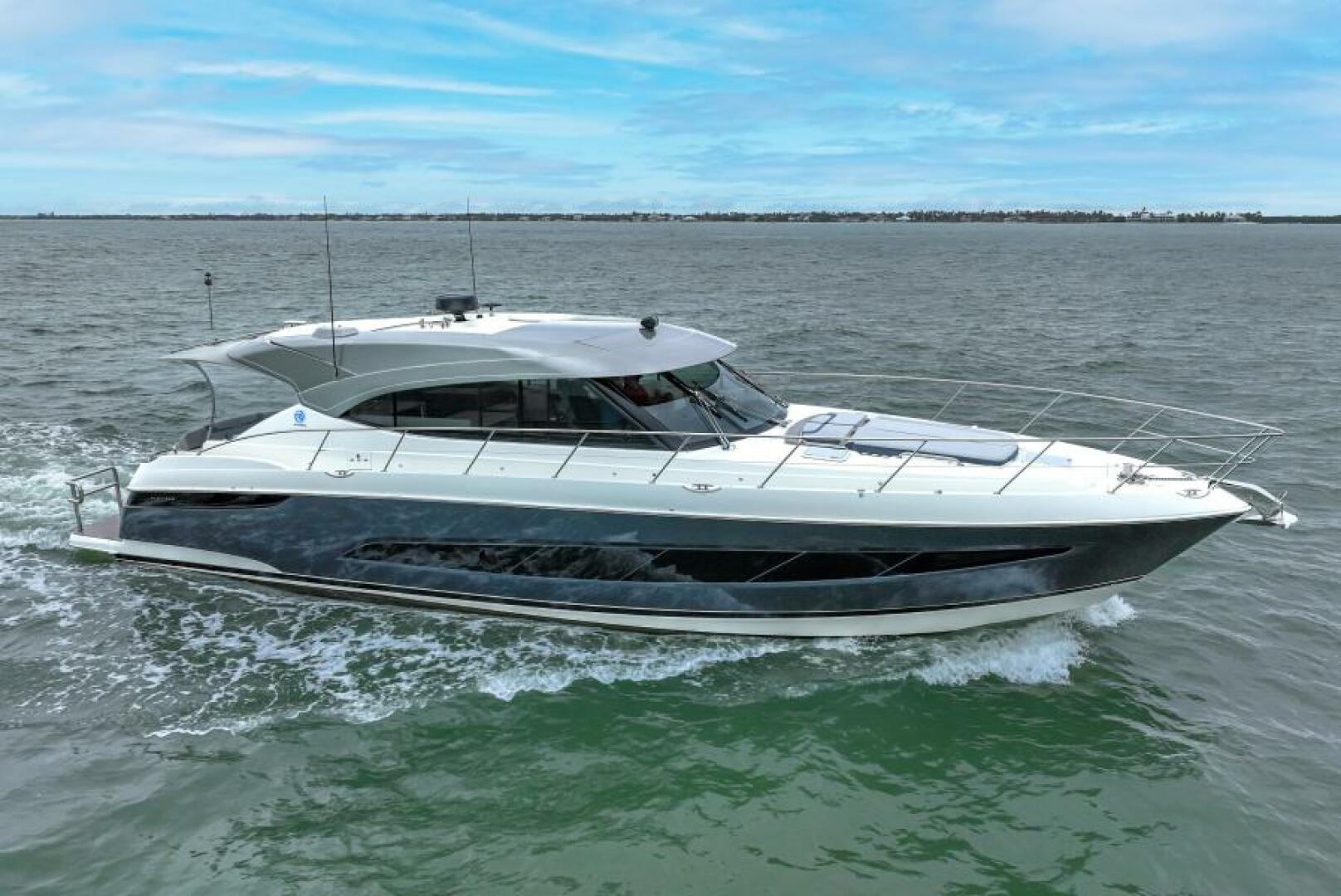 Slide: The Image of Riviera 5400 Sport Yacht Platinum Edition 2021 - 4933468