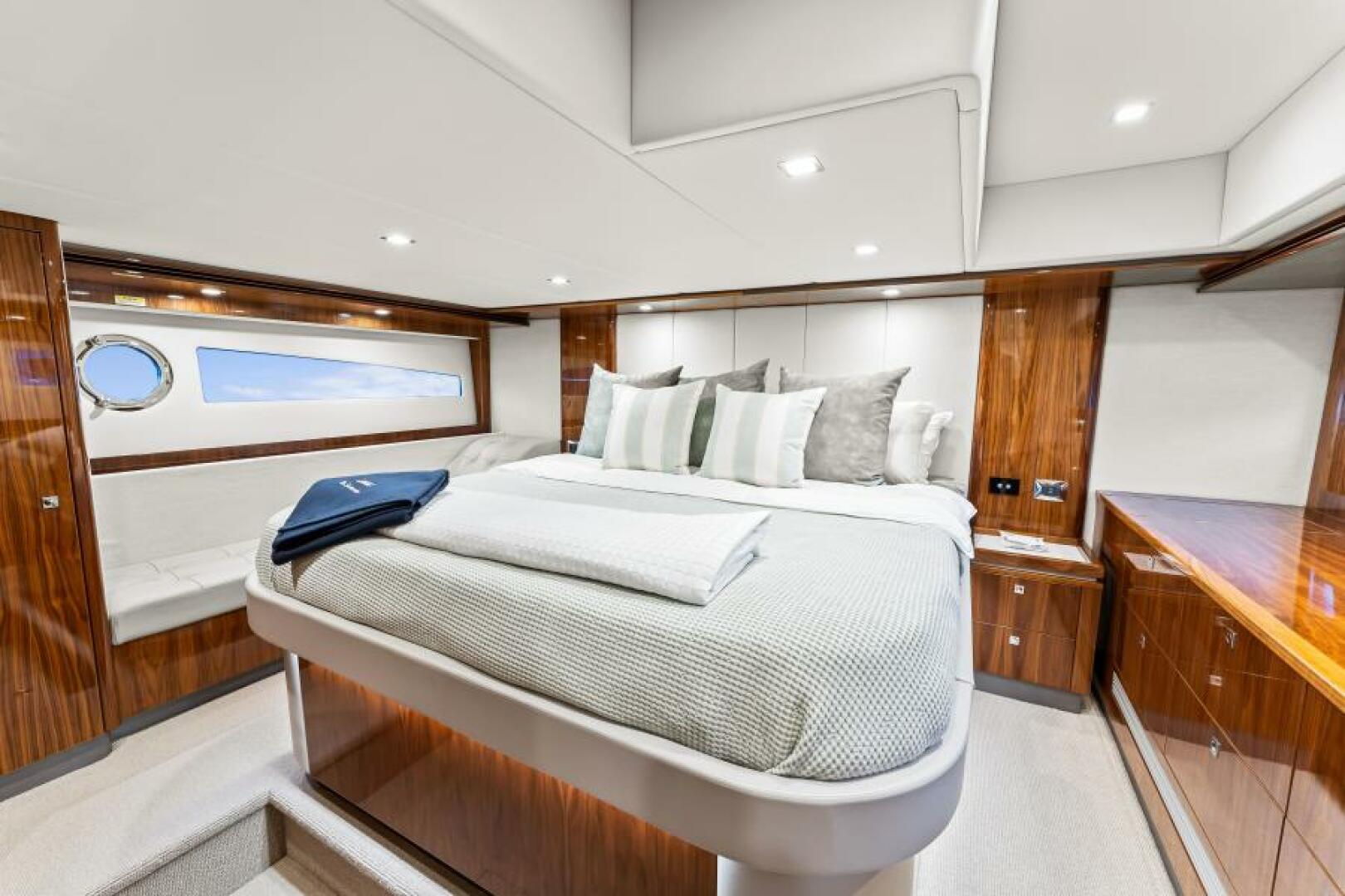 Slide: The Image of Riviera 5400 Sport Yacht Platinum Edition 2021 - 4933511