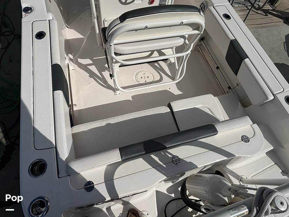Slide: The Image of Robalo 202 Explorer 2021 - 14656439