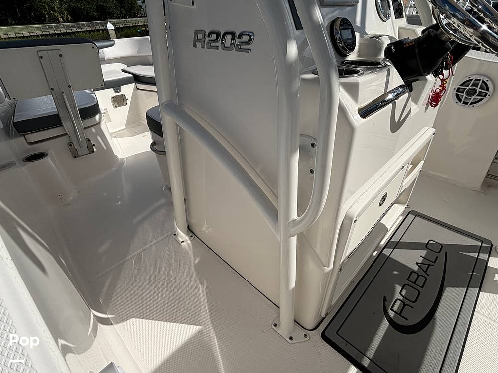 Slide: The Image of Robalo 202 Explorer 2021 - 14656447