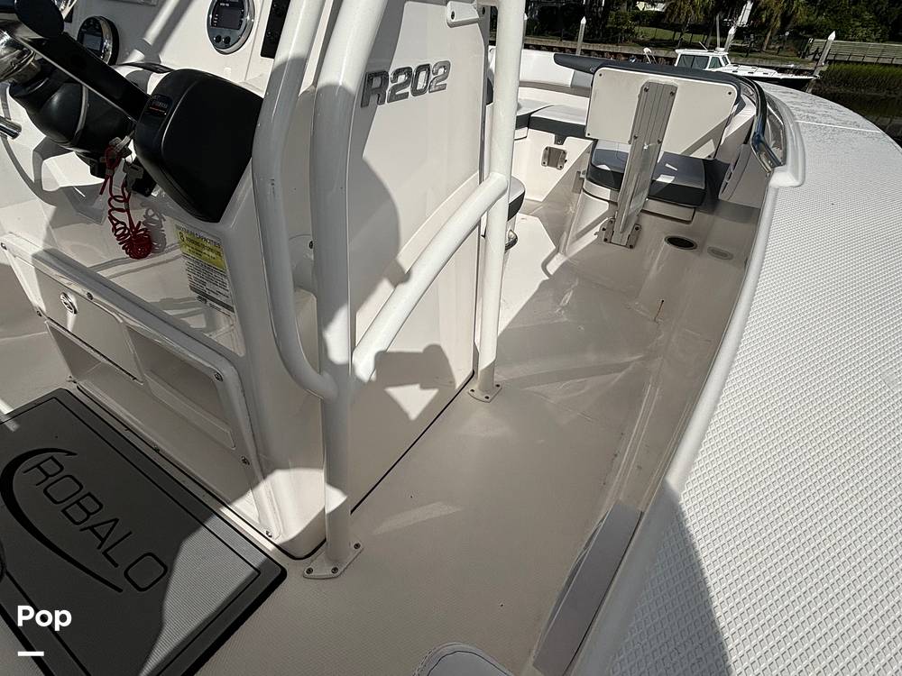 Slide: The Image of Robalo 202 Explorer 2021 - 14656448