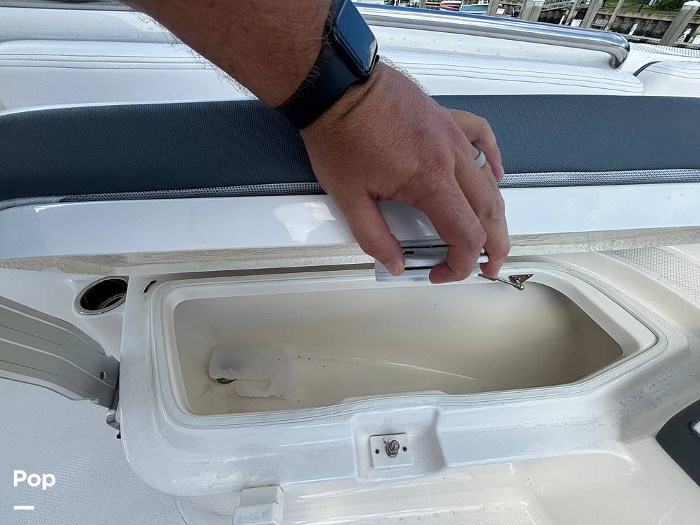 Slide: The Image of Robalo 202 Explorer 2021 - 14656477