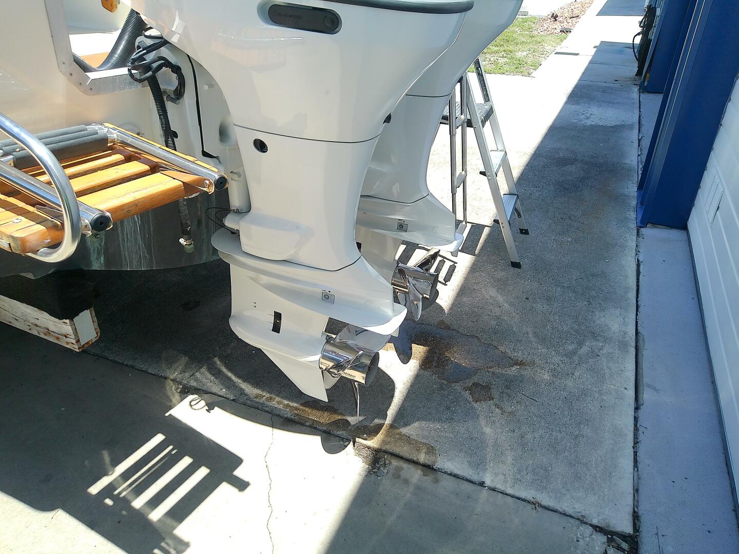 Slide: The Image of Robalo 2520 Center Console 1985 - 5310327