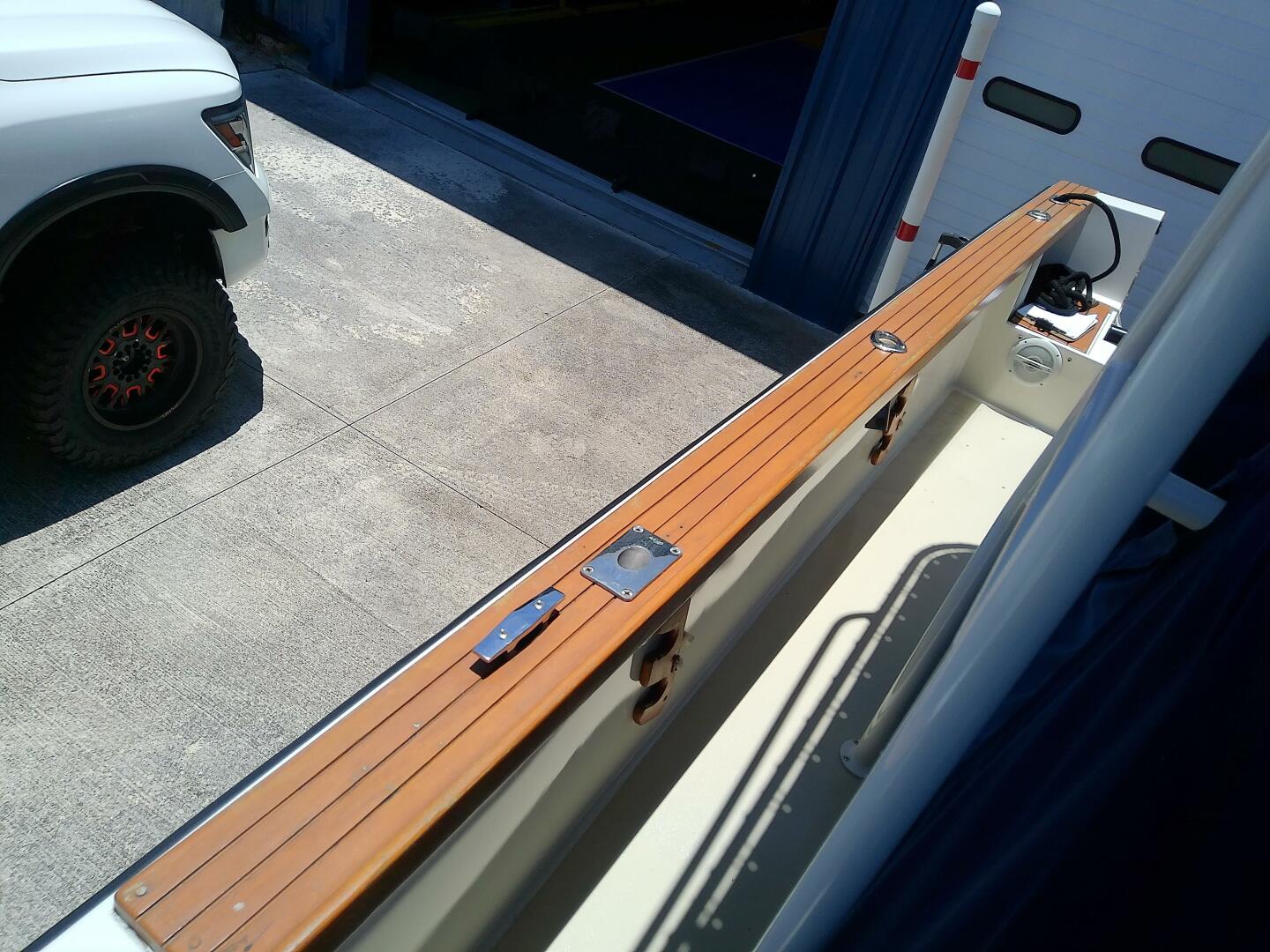 Slide: The Image of Robalo 2520 Center Console 1985 - 5310354