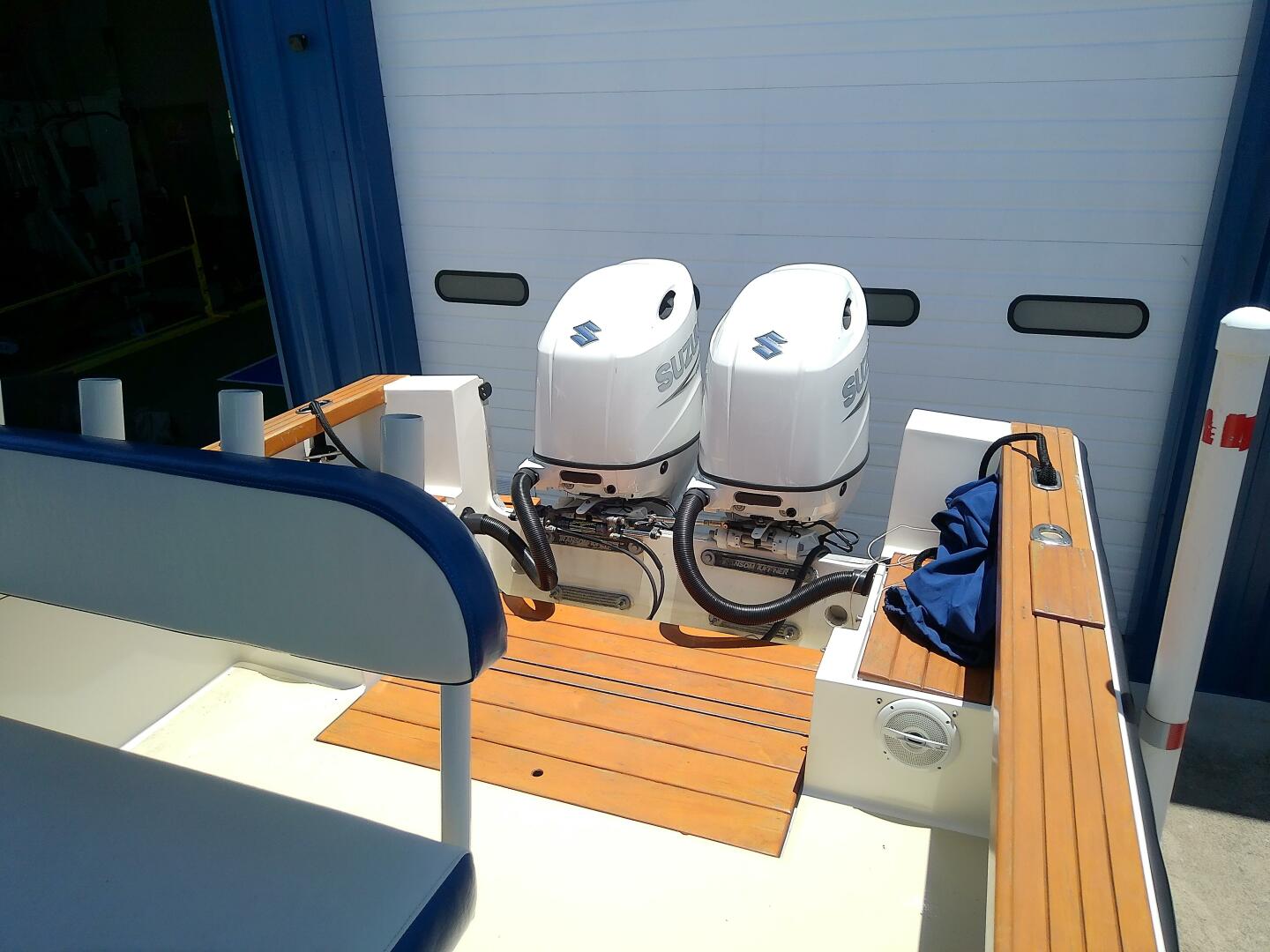 Slide: The Image of Robalo 2520 Center Console 1985 - 5310356