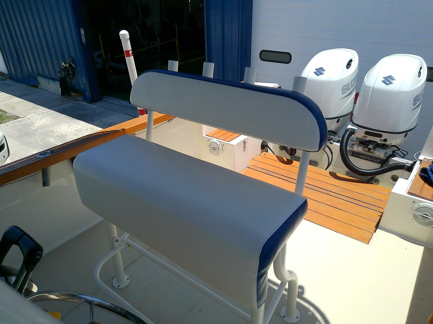 Slide: The Image of Robalo 2520 Center Console 1985 - 5310359