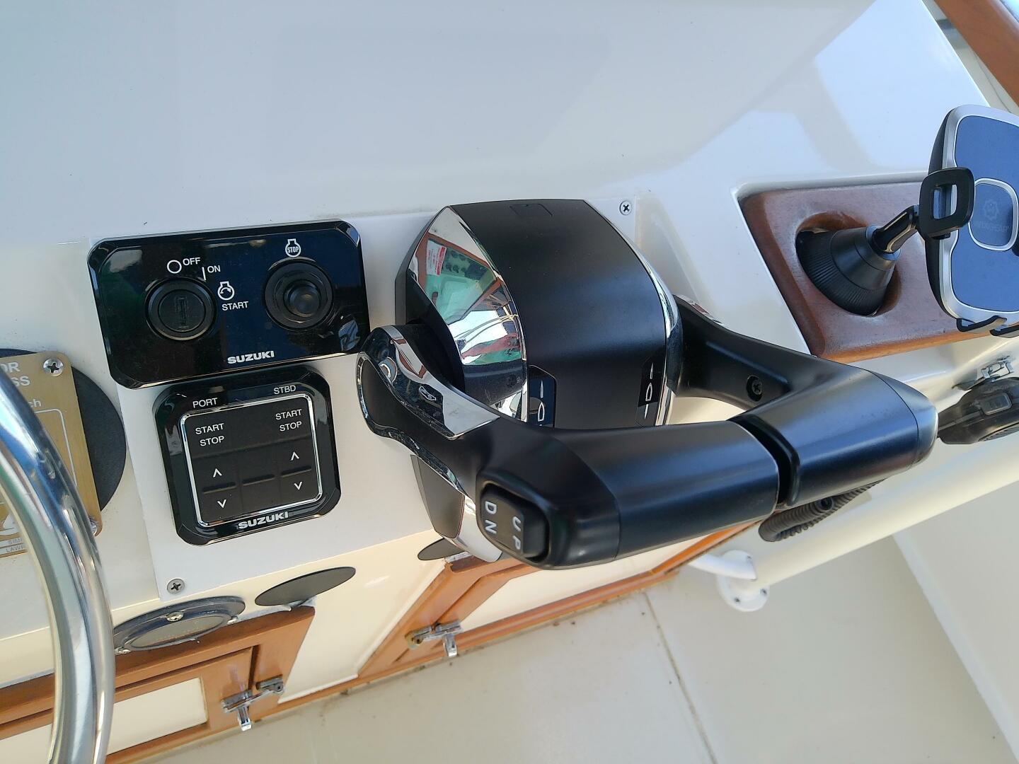Slide: The Image of Robalo 2520 Center Console 1985 - 5310378